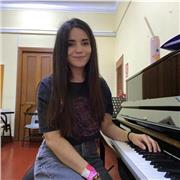 Maestra de canto lírico, popular, y teoría musical